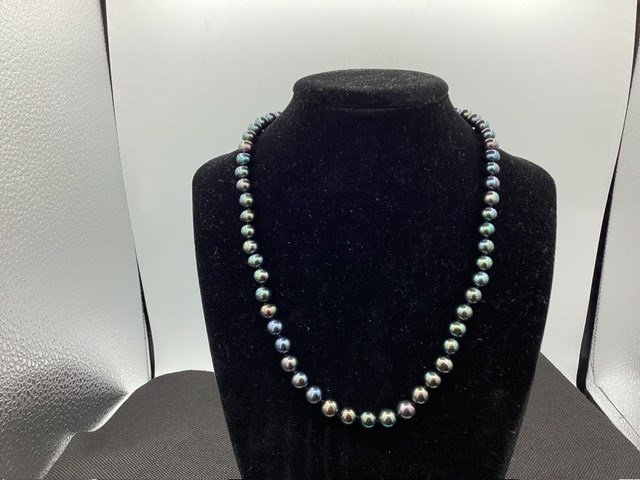 1 x Strand of Freshwater Pearl Dyed Black 14ct Yellow Gold, Clasp