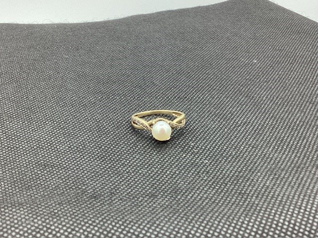 1 x Stamped 9ct Yellow Gold, 1 Cultured Pearl and 10 Diamond Ring