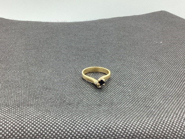 1 x Stamped 18ct Yellow Gold, 2 Diamond and 1 Blue Sapphire Ring