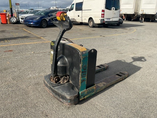 <p>Yale Electric Pallet Jack and Battery</p>