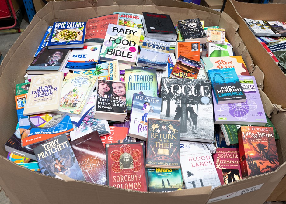 540 x Assorted Hard Cover & Paperback Books, Incl: Novels, History, Cooking