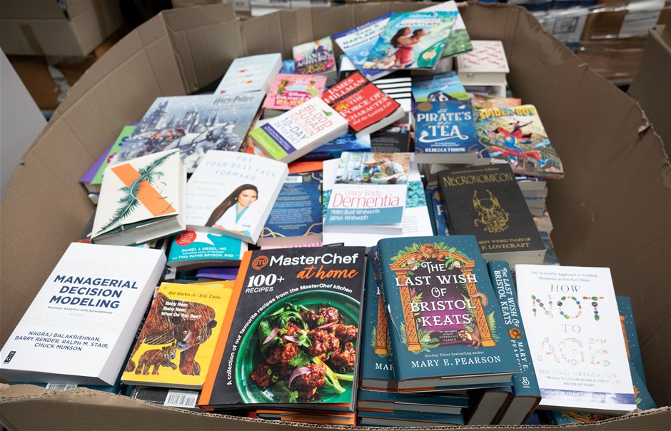 610 x Assorted Hard Cover & Paperback Books, Incl: Novels, History, Cooking