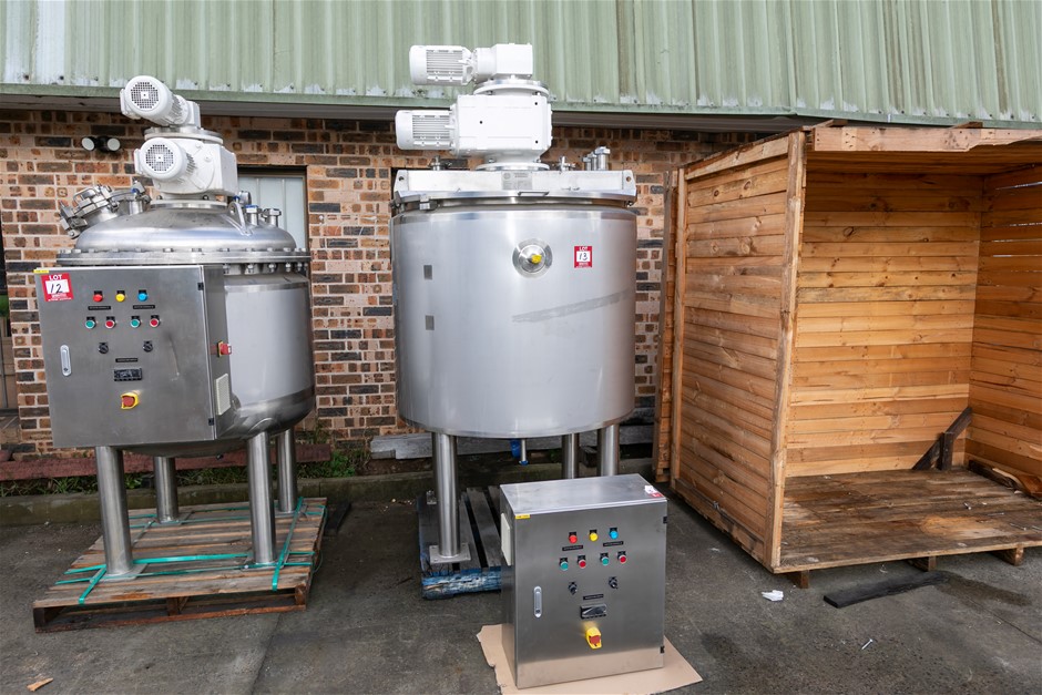 S.T.M 1000 litre Free Standing Jacketed Contra-rotating Mix Tank
