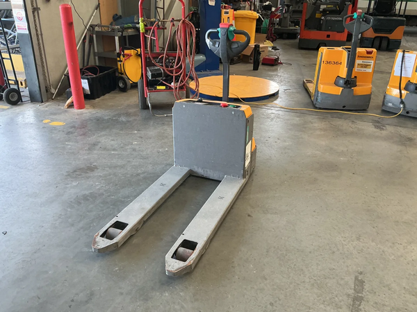 Jungheinrich FN980954 Walk-Behind Pallet Roller