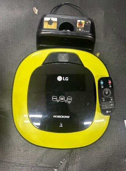 END OF LEASE SALE: Robotic vaccum cleaner