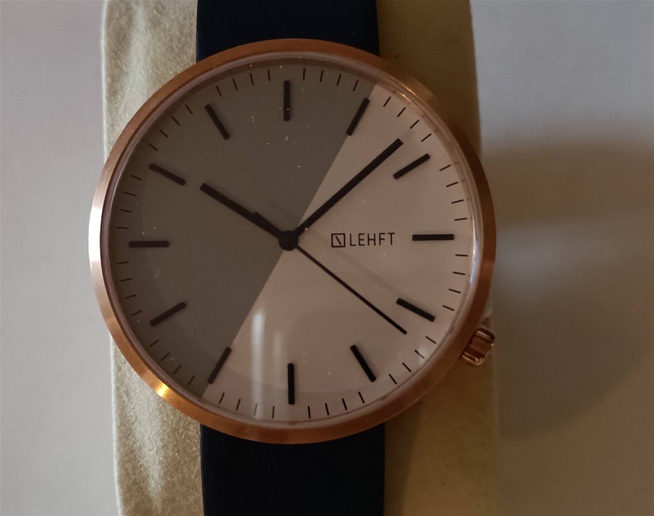 Left Unisex Watch Minor Used
