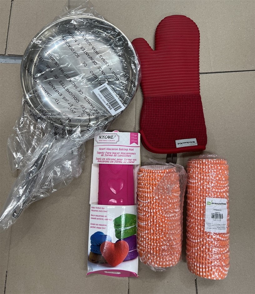 5 x ASSORTED COOKING PRODUCTS, Muffin Cups, Baking Mat, Pan, Mits. NB: Phot