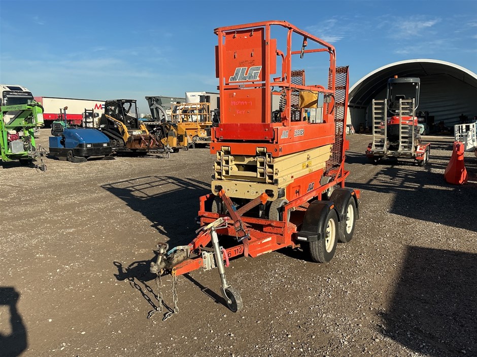 JLG Scissors Lift With Plant Trailer