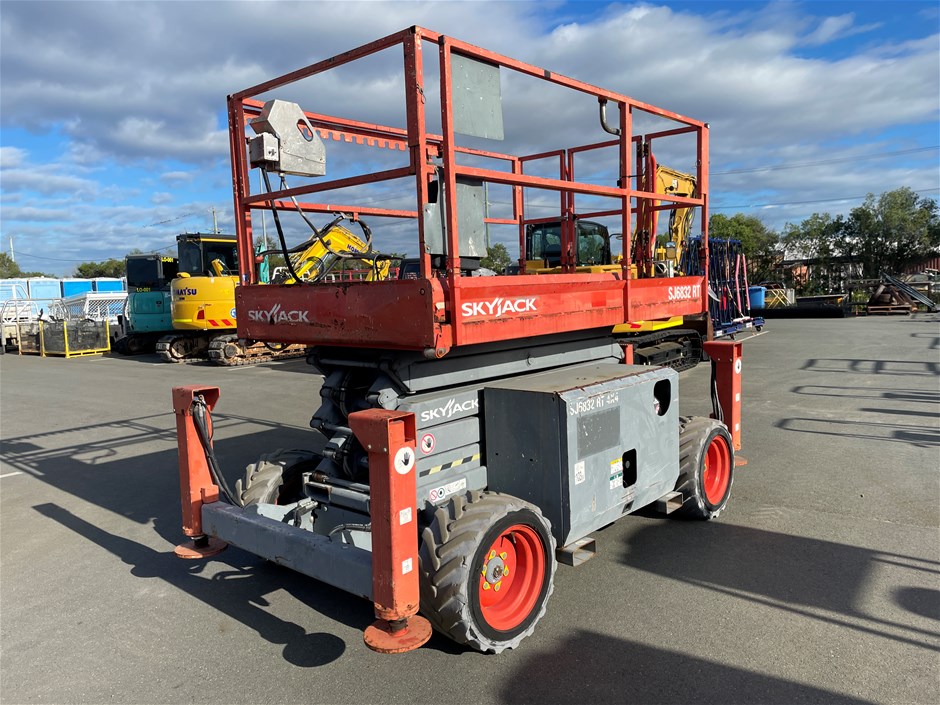 <p>2015 Skyjack 32ft Scissor Lift SJ6832RT Scissor Lift</p>