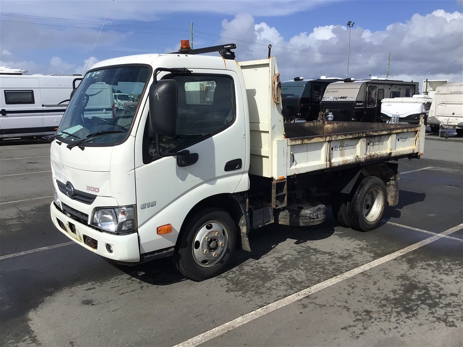 <p>2016 Hino 300 4 x 2 Tilt Tray Truck</p>