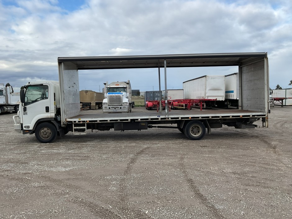 <p>2015 Isuzu FRR 500 X-Long   4x2 Curtainsider</p>