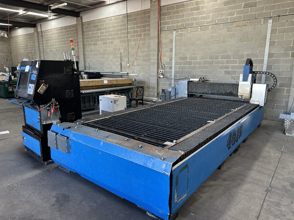 <p>CNC Fiber Laser machine 4015 x 1600 table -Laser Source 1000W USA</p>