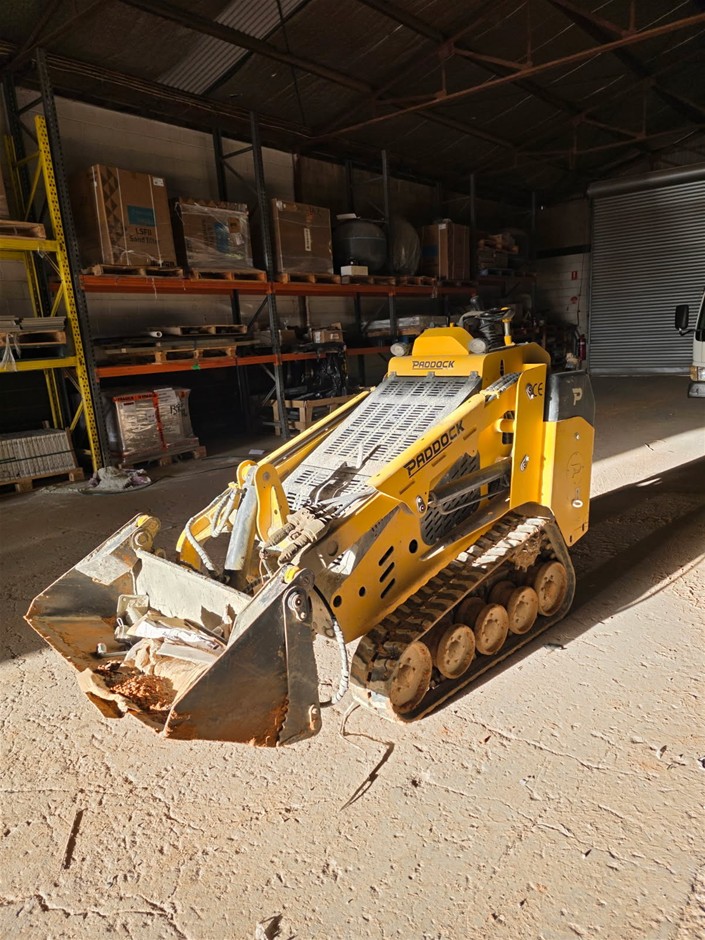 <p>Paddock STRKL2000 Mini Loader</p>