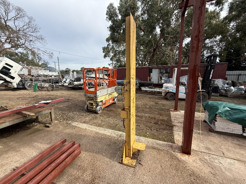 <p>1 of Manual Tilting Hoist</p>