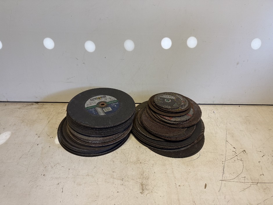 <p>Large Number of Grinding/Cut Off Disc's</p>