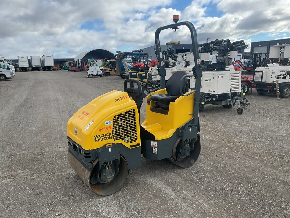 <p>2014 Wacker Neuson Smooth Drum Roller</p>