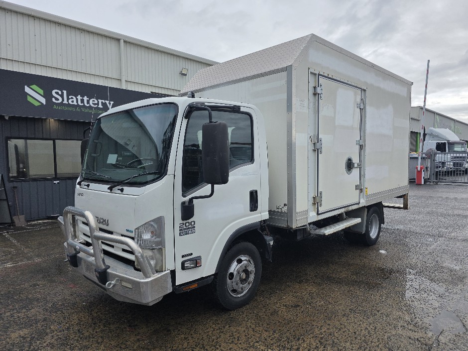 <p>2015 Isuzu NPR200 Medium 4x2 Pantech</p>