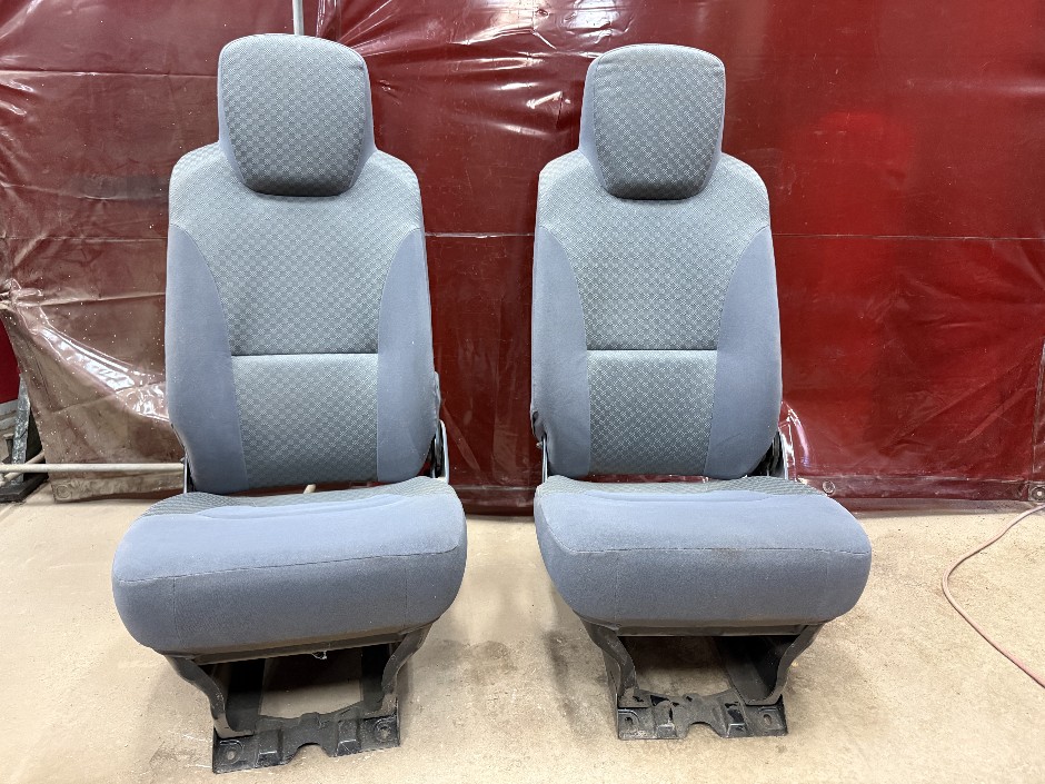 <p>2x Truck Seats</p>