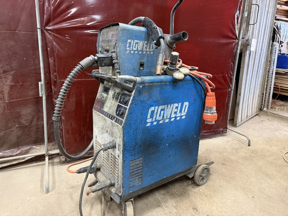 <p>1x Transmig 330 Mig Welder</p>
