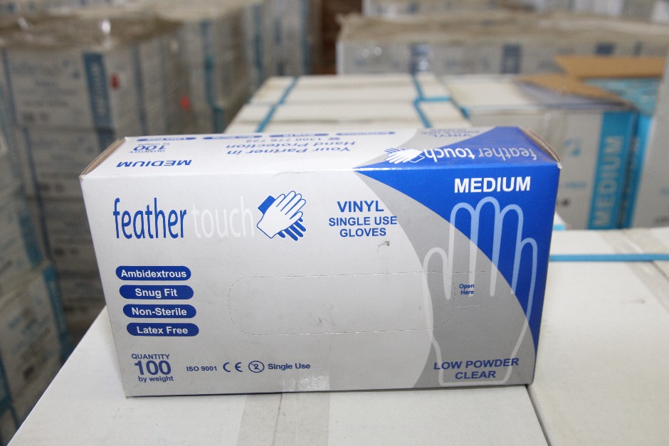 <p>Feather Touch Medium Vinyl Clear Low Powder Gloves</p>