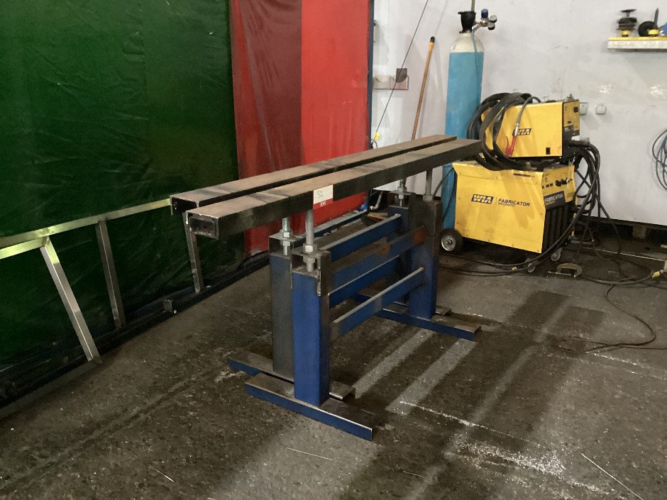 <p>2 x Adjustable Heavy Steel Work Stands</p>