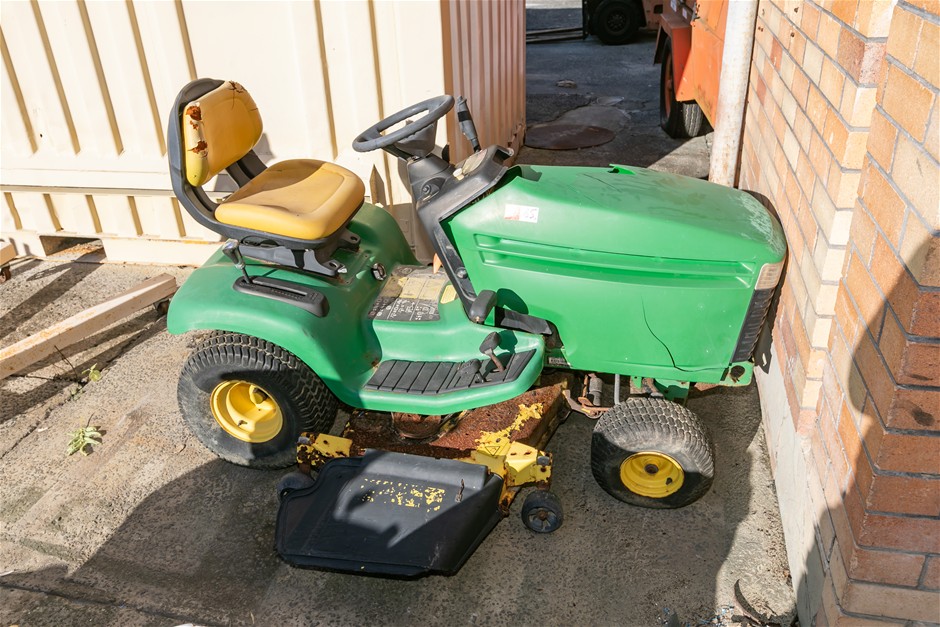 <B>John Deere LX279 Ride On Mower</B>