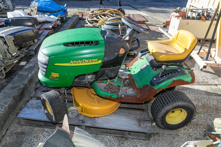 <B>John Deere L 111 Ride On Mower</B>
