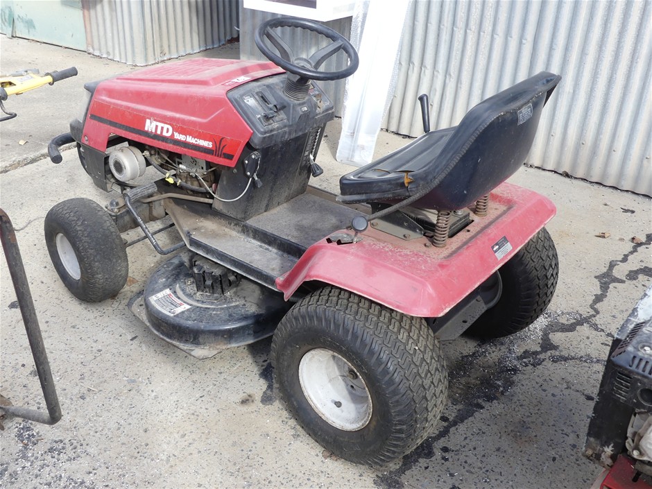 <B>MTD Yard Machine Ride On Mower</B>