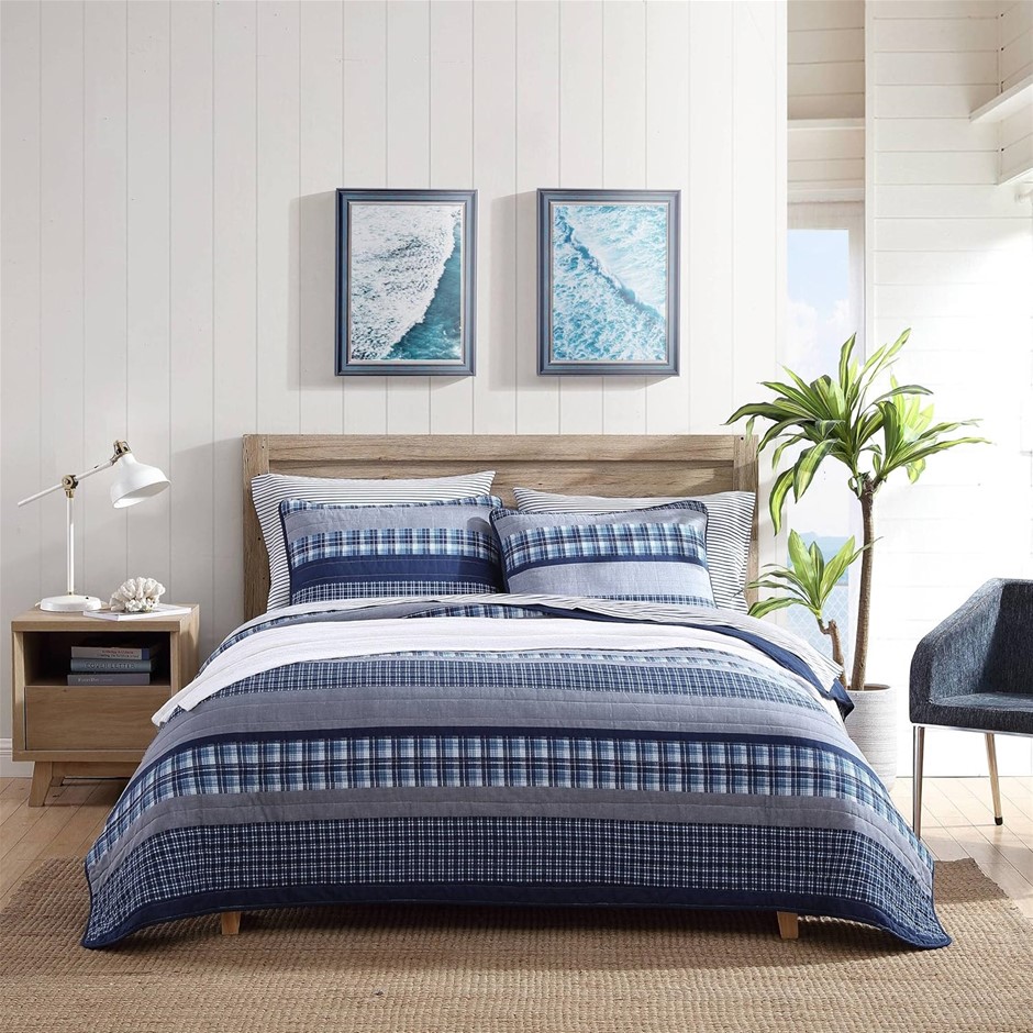 NAUTICA Twin Quilt Set.