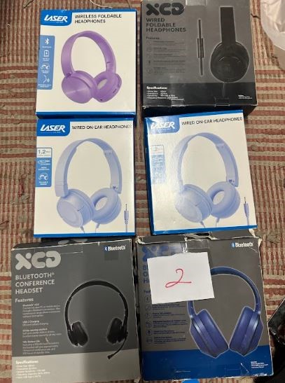 Quantity of Bluetooth and wired headphones