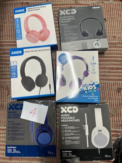 Quantity of Bluetooth and wired headphones
