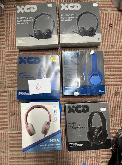 Quantity of Bluetooth and wired headphones