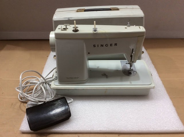 Singer 413 Sewing Machine