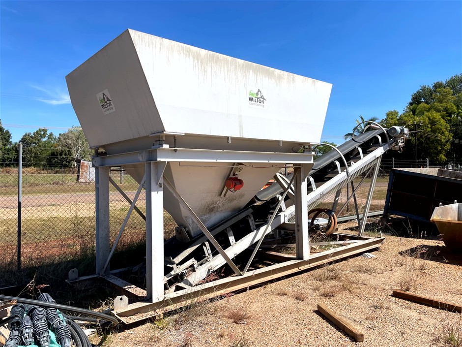 Tylden Batch Plant with Powder Bin & 2 x Mack Agitator Trucks
