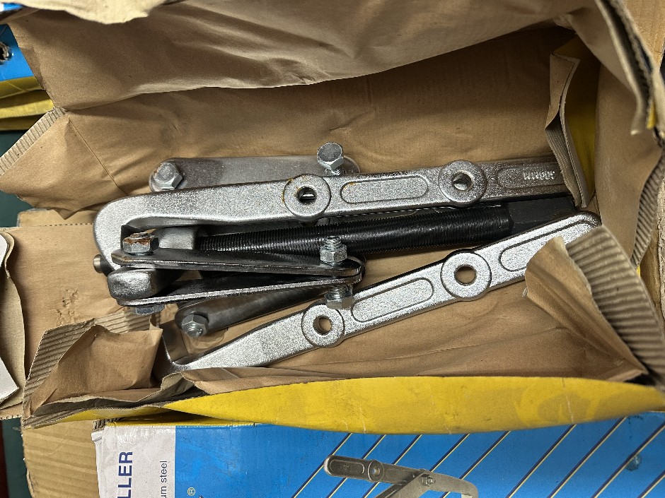 <p>3-Jaw-GearPuller-12inch - Brand Narvik</p>