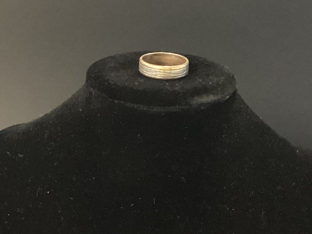 <p>1 X Stamped 9ct White & Yellow Gold, Band Ring</p>