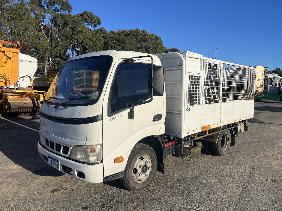 2004 Hino Dutro U305 4x2 Tray Truck