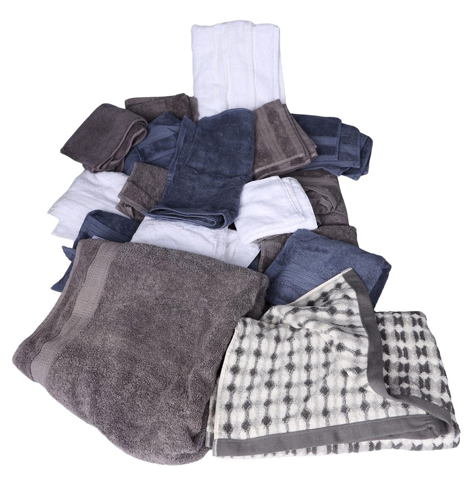 20 x Assorted Bath Towels, Varying Sizes.