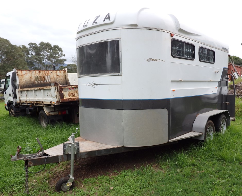 Tuza 3 Horse Side Loading Float