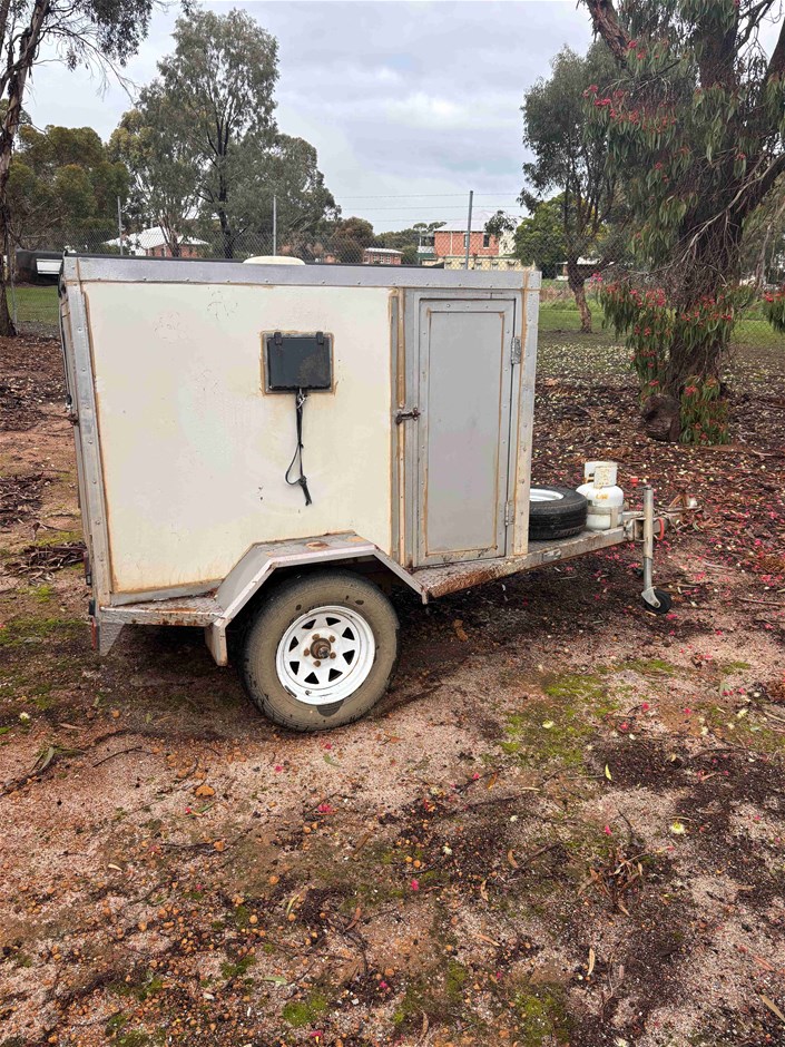 <p>1982 Polmac Single Axle Box Trailer</p>