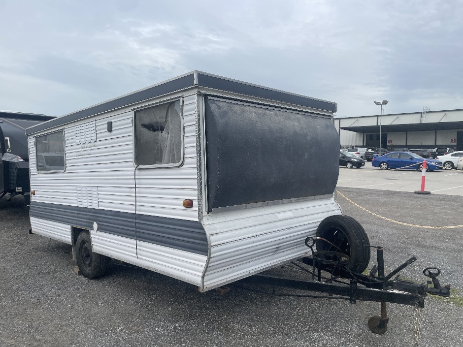 Single Axle Country Caravan