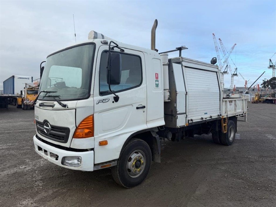 2006 Hino FD 4 x 2 Service Truck