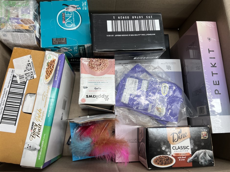 15 x ASSORTED CAT PRODUCTS; Incl. Cat Toy, Scratchers, Wet Food. NB: Photo