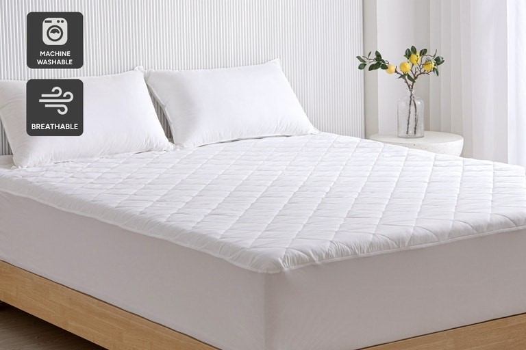 OVELA Microfibre Mattress Protector (Queen).