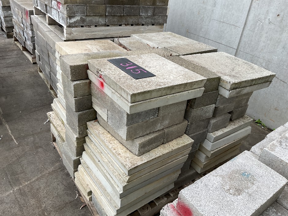 <p>Pallet of Assorted Concrete Pavers</p>