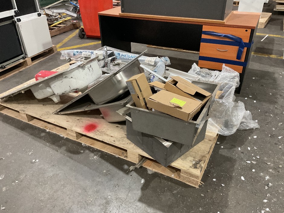 <p>Pallet Comprising Assorted Basins & Fittings</p>