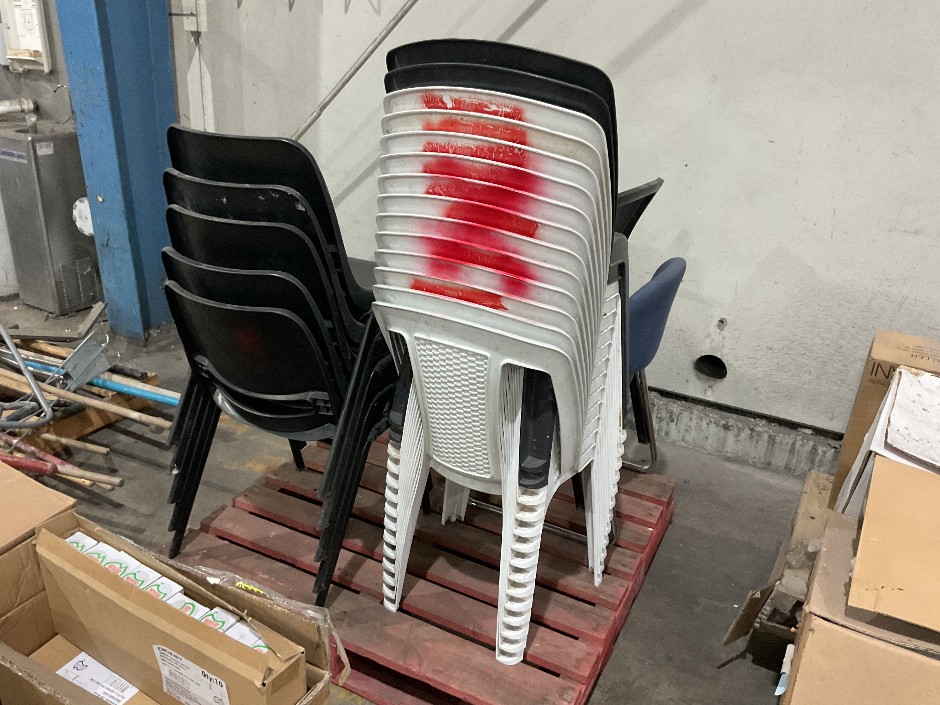 <p>Pallet Comprising Quantity Of Assorted Plastic Chairs</p>