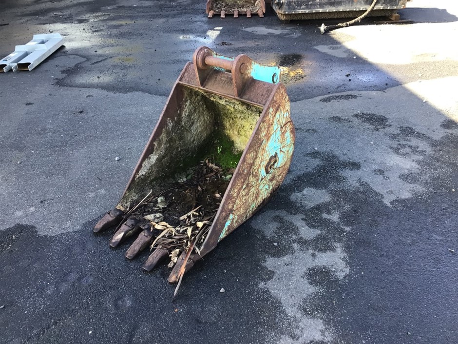 Excavator Bucket Attachment with Teeth