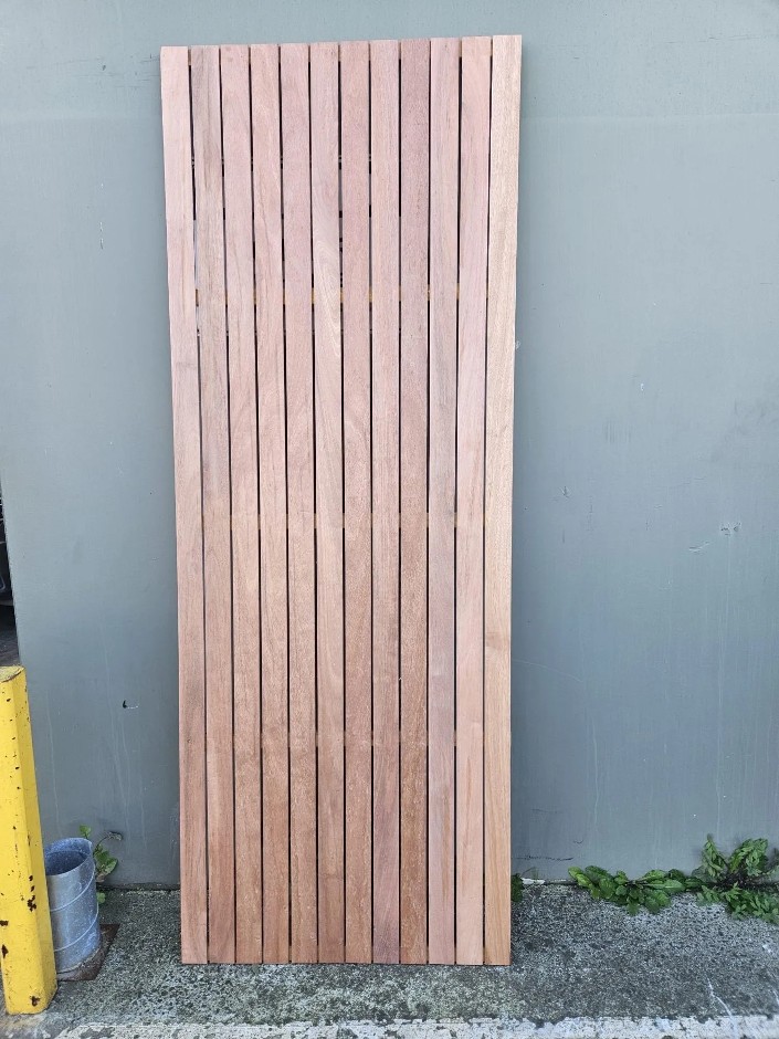 <p>Hardwood Panel Solid 2400x900</p>