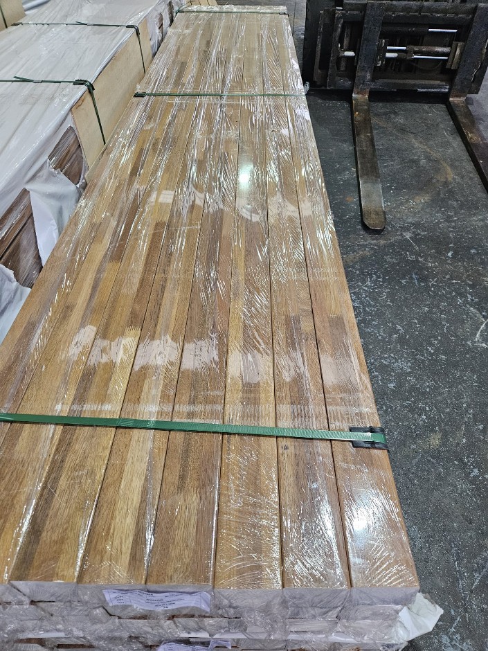 <p>1x Merbau FJL Post 90x90 at 3.6m</p>